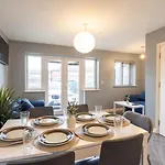 Cozy 5br,sleeps 12, Driveway, Netflix, White Rose Centre 公寓
