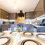 Cozy 5br,sleeps 12, Driveway, Netflix, White Rose Centre 公寓