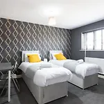 Cozy 5br,sleeps 12, Driveway, Netflix, White Rose Centre 利兹