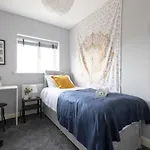 Cozy 5br,sleeps 12, Driveway, Netflix, White Rose Centre * 利兹