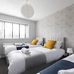 Cozy 5br,sleeps 12, Driveway, Netflix, White Rose Centre