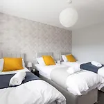 Cozy 5br,sleeps 12, Driveway, Netflix, White Rose Centre