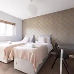 Cozy 5br,sleeps 12, Driveway, Netflix, White Rose Centre 公寓