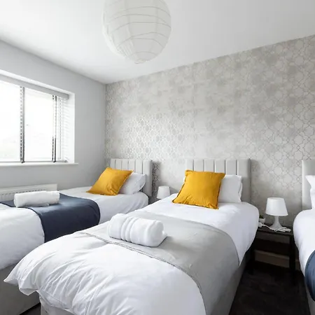 Apartment Spacious 5 Bed Town House, Sleeps 12, Near City,free Parking, Pets Ok *