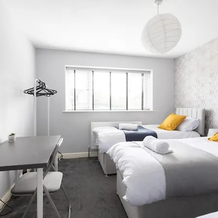 Spacious 5 Bed Town House, Sleeps 12, Near City,free Parking, Pets Ok Leeds (West Yorkshire)