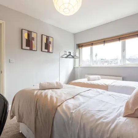 Apartment Spacious 5 Bed Town House, Sleeps 12, Near City,free Parking, Pets Ok Leeds (West Yorkshire)