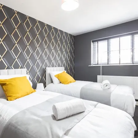 Spacious 5 Bed Town House, Sleeps 12, Near City,free Parking, Pets Ok Apartment
