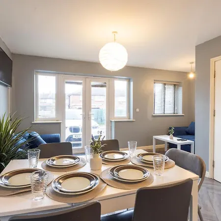 Spacious 5 Bed Town House, Sleeps 12, Near City,free Parking, Pets Ok Apartment