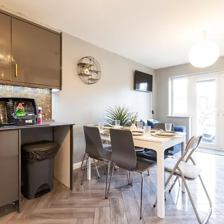 Apartment Spacious 5 Bed Town House, Sleeps 12, Near City,free Parking, Pets Ok Leeds (West Yorkshire)
