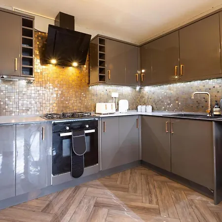 Spacious 5 Bed Town House, Sleeps 12, Near City,free Parking, Pets Ok Leeds (West Yorkshire)