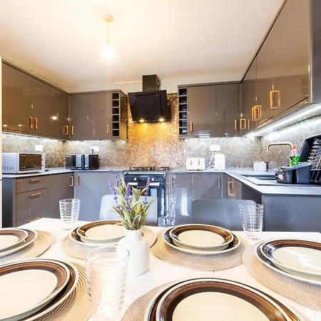 Spacious 5 Bed Town House, Sleeps 12, Near City,free Parking, Pets Ok Apartment