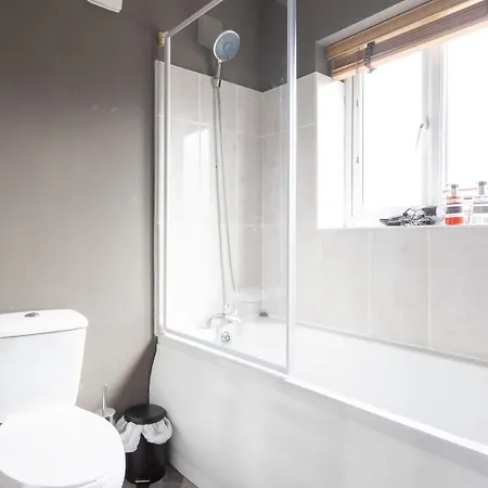 Spacious 5 Bed Town House, Sleeps 12, Near City,free Parking, Pets Ok Apartment Leeds (West Yorkshire)