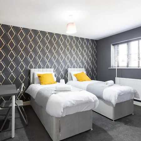 Spacious 5 Bed Town House, Sleeps 12, Near City,free Parking, Pets Ok Leeds (West Yorkshire)