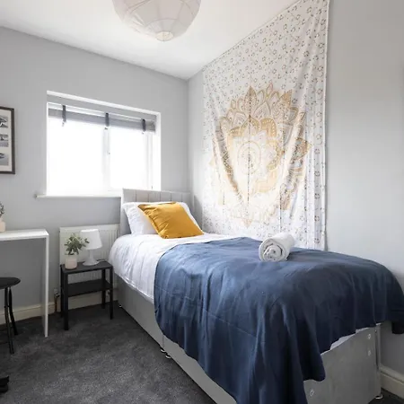 Spacious 5 Bed Town House, Sleeps 12, Near City,free Parking, Pets Ok * Leeds (West Yorkshire)