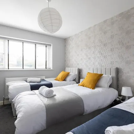 Spacious 5 Bed Town House, Sleeps 12, Near City,free Parking, Pets Ok