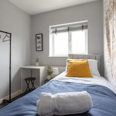 Spacious 5 Bed Town House, Sleeps 12, Near City,free Parking, Pets Ok Apartment