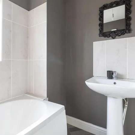 Spacious 5 Bed Town House, Sleeps 12, Near City,free Parking, Pets Ok Apartment *