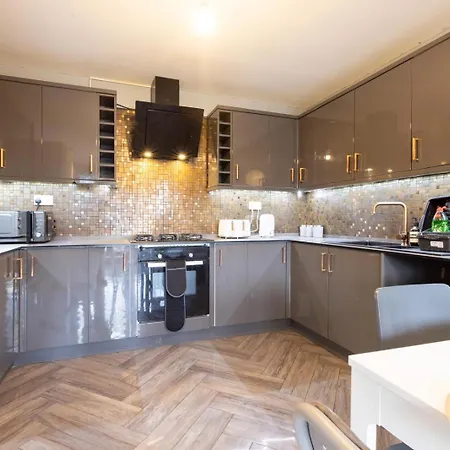 Spacious 5 Bed Town House, Sleeps 12, Near City,free Parking, Pets Ok Apartment Leeds (West Yorkshire)