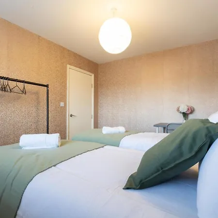 Large 5bdr Townhouse Sleeps 12 Near Free Parking Leeds (West Yorkshire)