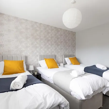 Spacious 5 Bed Town House, Sleeps 12, Near City,free Parking, Pets Ok