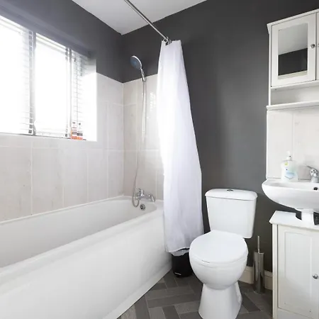Spacious 5 Bed Town House, Sleeps 12, Near City,free Parking, Pets Ok Apartment *