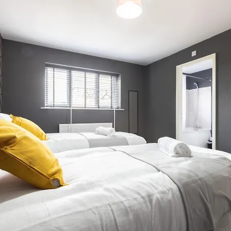Spacious 5 Bed Town House, Sleeps 12, Near City,free Parking, Pets Ok Apartment Leeds (West Yorkshire)