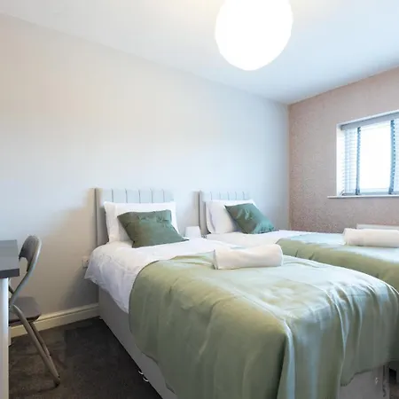 Apartment Spacious 5 Bed Town House, Sleeps 12, Near City,free Parking, Pets Ok Leeds (West Yorkshire)