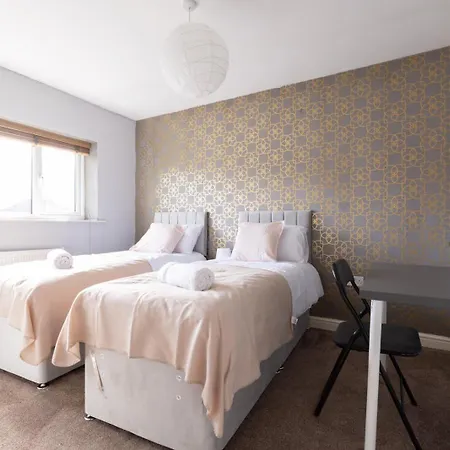 Spacious 5 Bed Town House, Sleeps 12, Near City,free Parking, Pets Ok Apartment