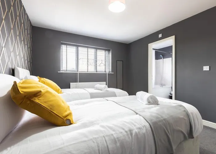 Large 5bdr Townhouse Sleeps 12 Near Free Parking 公寓 利兹